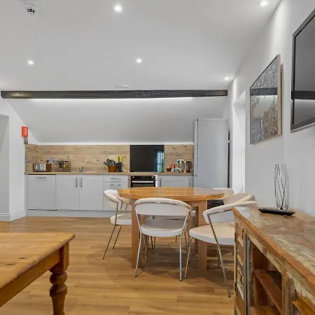 3 Bed Above Beautiful Country Pub - Pass The Keys Baycliff