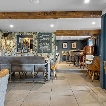 3 Bed Above Beautiful Country Pub - Pass The Keys Apartment *