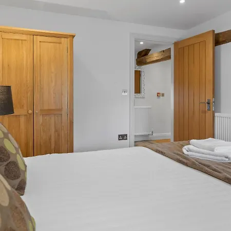 3 Bed Above Beautiful Country Pub - Pass The Keys Baycliff