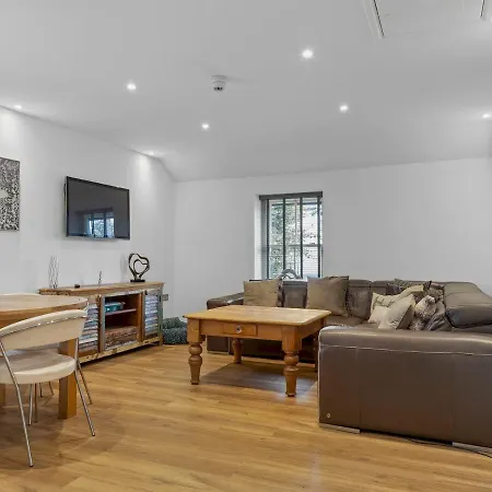 3 Bed Above Beautiful Country Pub - Pass The Keys Apartment Baycliff