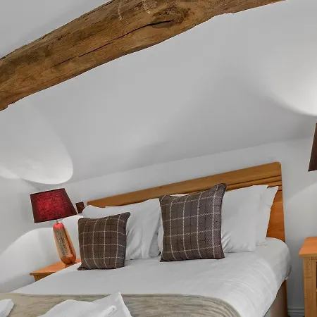 3 Bed Above Beautiful Country Pub - Pass The Keys *