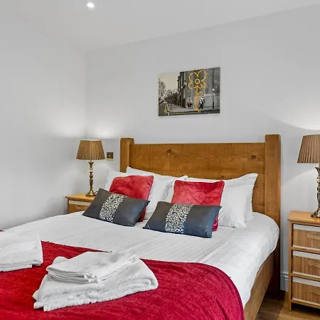3 Bed Above Beautiful Country Pub - Pass The Keys Apartment Baycliff